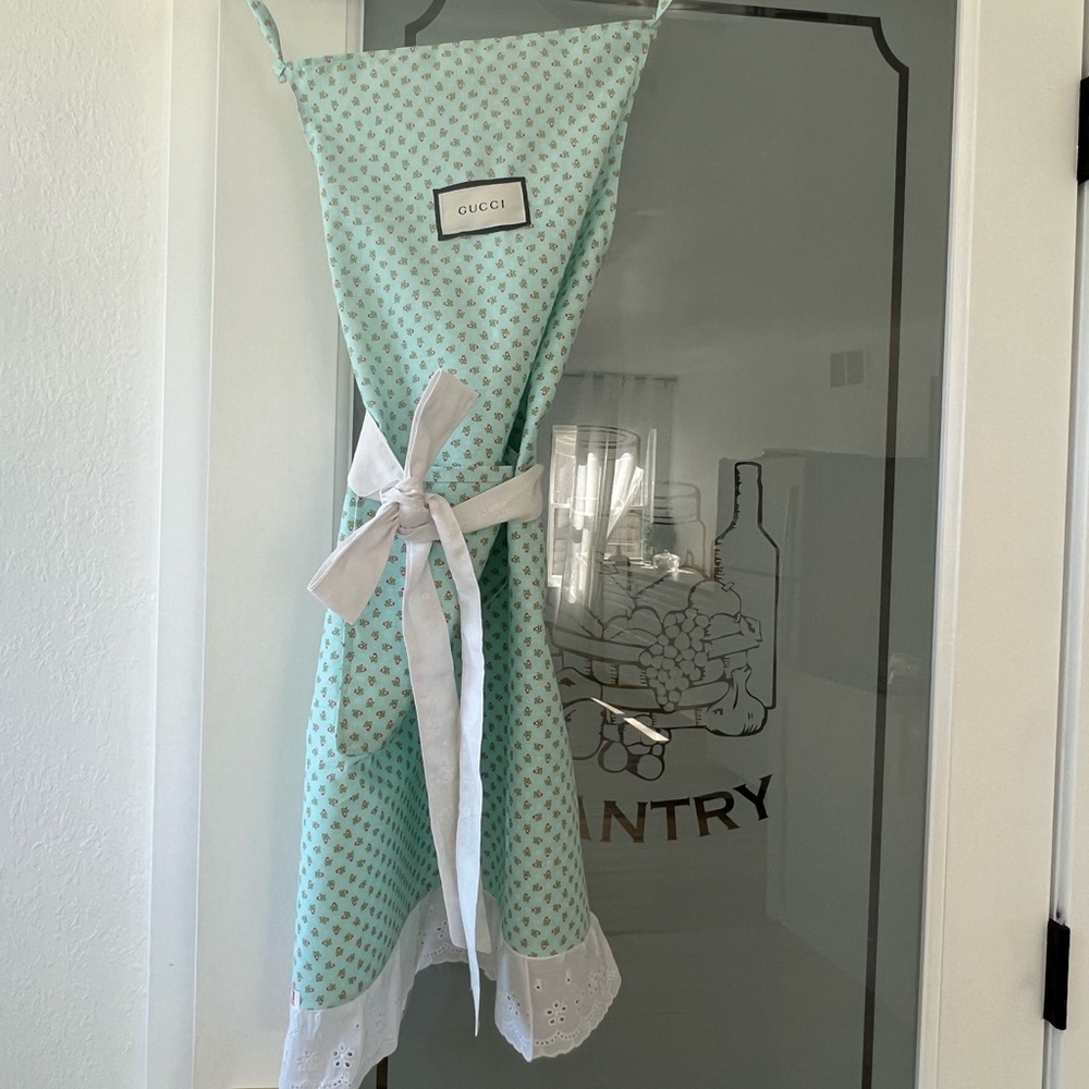 Apron - Picture 2 of 3